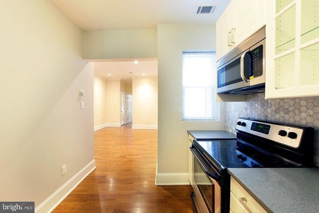 Building Photo - 335 W Girard Ave