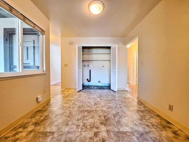 Building Photo - Charming 2bd Duplex With Private Yard & Garage