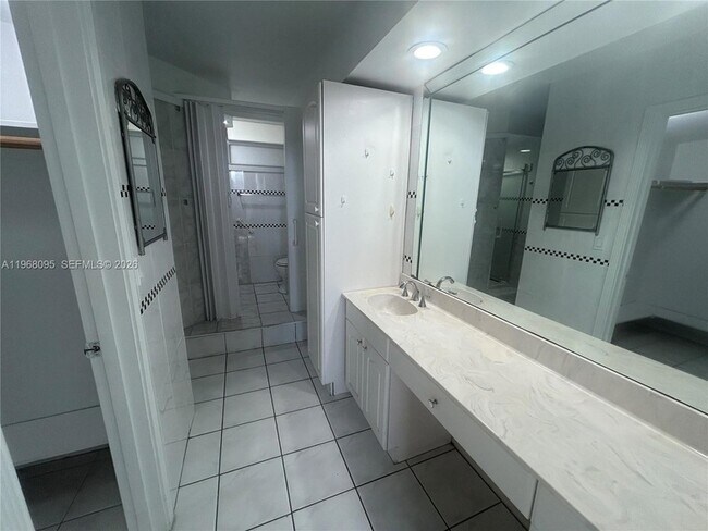 Building Photo - 2851 Leonard Dr