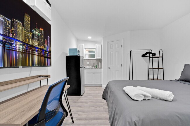 Building Photo - 2610 SW 31st Ave