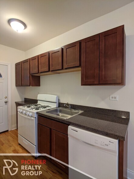 Building Photo - 630 W Cornelia Ave
