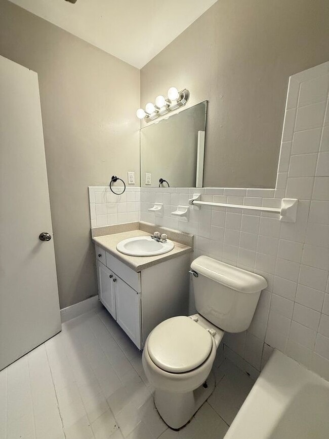 Building Photo - 2 Bedroom Unit was recently renovated. Live walking distance from the downtown square or steps fr...