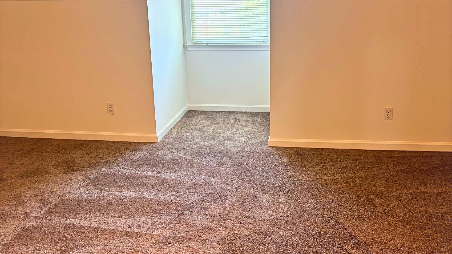 Bright bedroom with large window. - 905 Park Pl NE