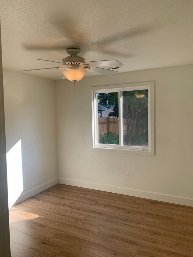 Building Photo - ***Newly Renovated Spacious and Bright 3 B...