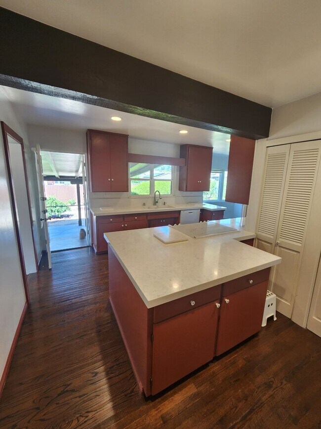Building Photo - 4950 Rosehedge Dr