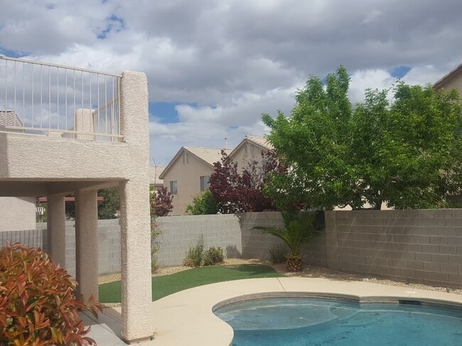 Building Photo - Spacious Two-Story Home with Pool!