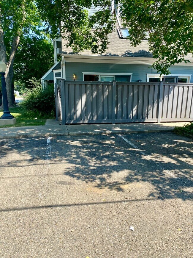 Building Photo - Lofted one bedroom condo, close to everything!