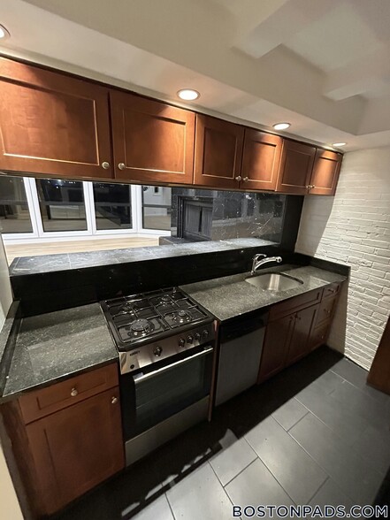 Building Photo - 113 Beacon St