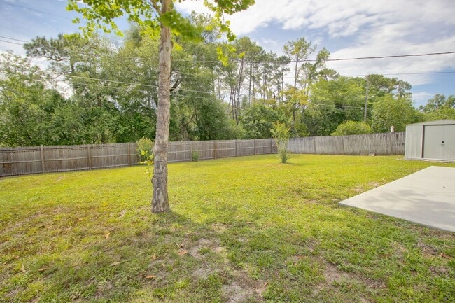 Building Photo - 323 Elm Dr