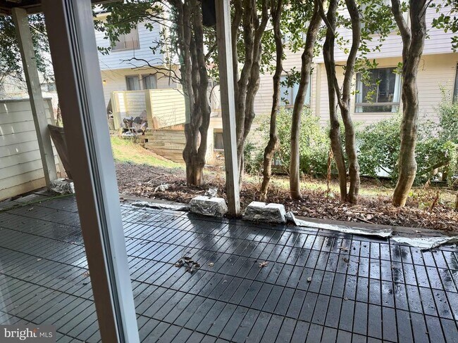 Building Photo - 9759 Lake Shore Dr