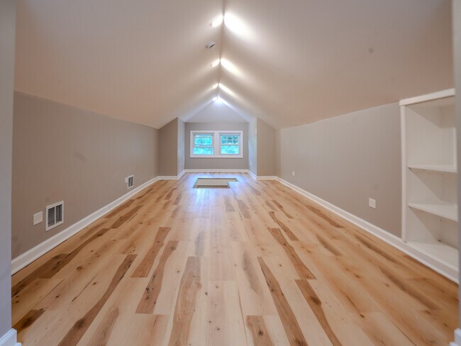 Building Photo - 523 S Monterey Ave