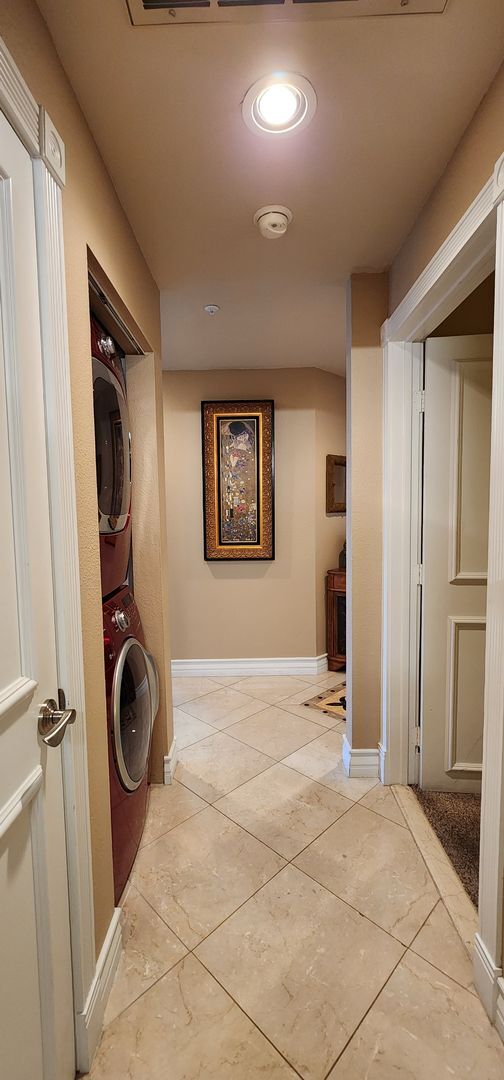 Building Photo - Fully furnished-full Sphere view