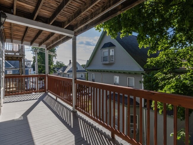 Building Photo - 92 King St