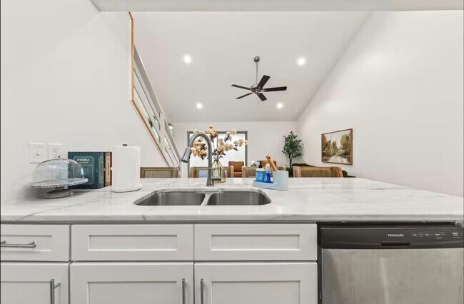 Building Photo - FOR RENT in LAFAYETTE!