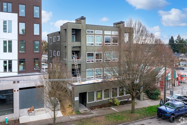 Building Photo - West Seattle Flats