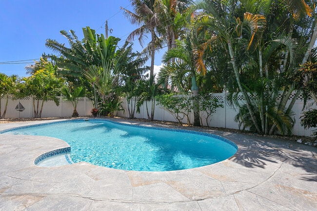 Building Photo - 908 SE 10th St