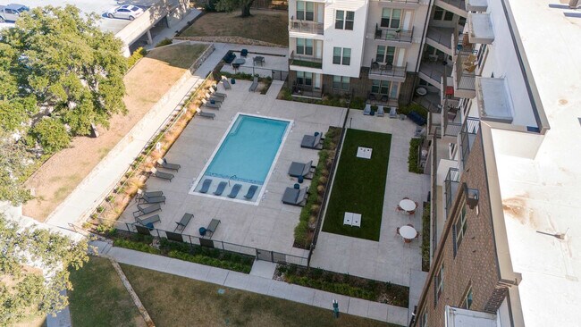 Building Photo - 13701 Montfort Dr