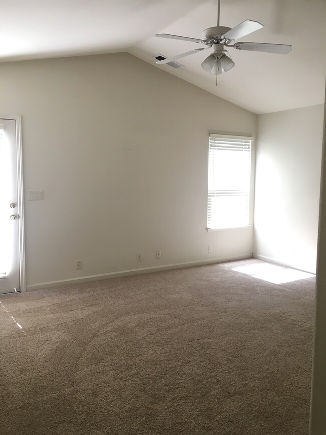 Building Photo - 3 Bedroom Chico Home with 3 Car Garage!