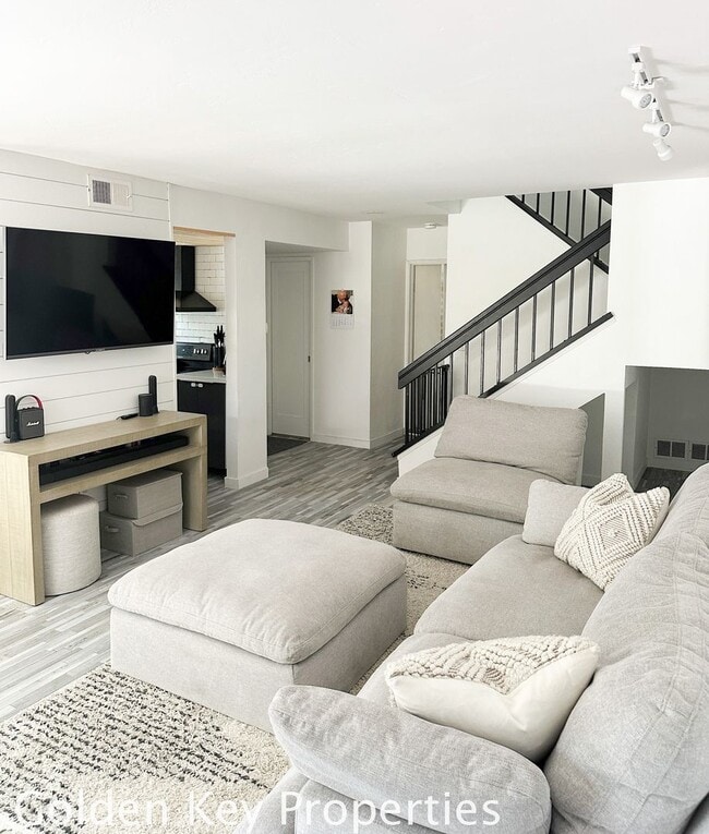 Building Photo - Remodeled townhome located in the Cape at ...