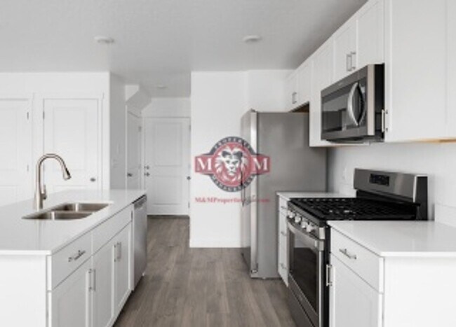 Building Photo - Great Newer 3 Bd 2.5 Bath Townhome