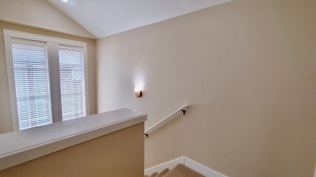 Building Photo - Luxury 3 Bedroom Townhome in Lake Oswego’s...