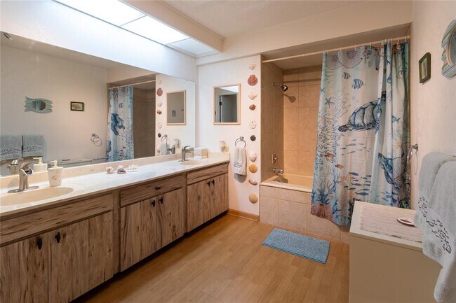 Building Photo - 4660 La Jolla Dr