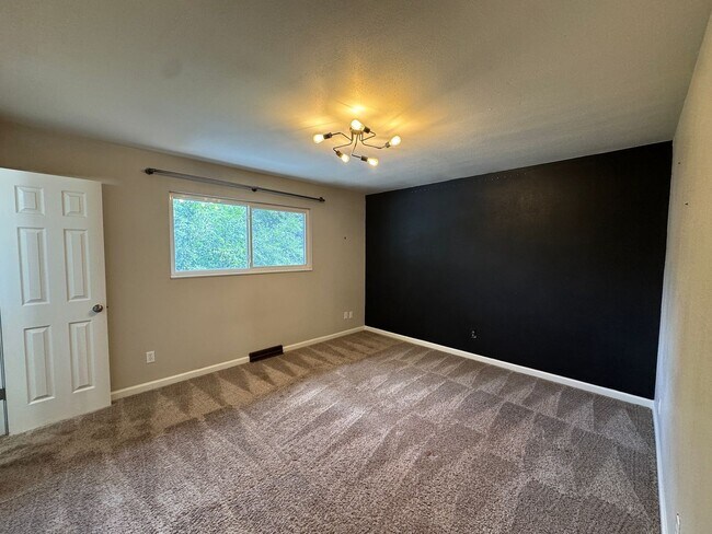Building Photo - Stylish Tri-Level with Bonus Living Space ...