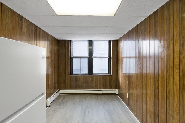 Building Photo - 2 N Huron St