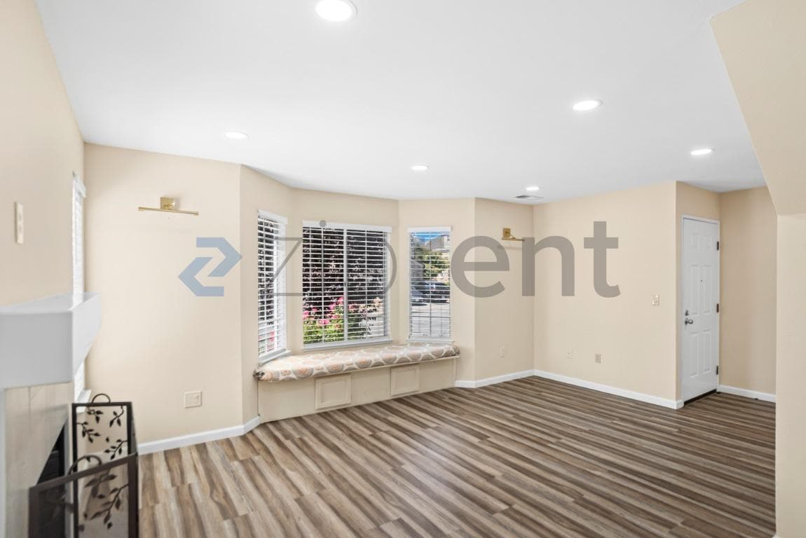 Building Photo - Unit