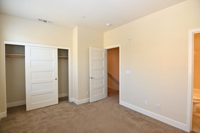 Building Photo - Tralee Village-Tri-Level Townhome, Modern Finished, Community Amenties (580 & Hopyard)