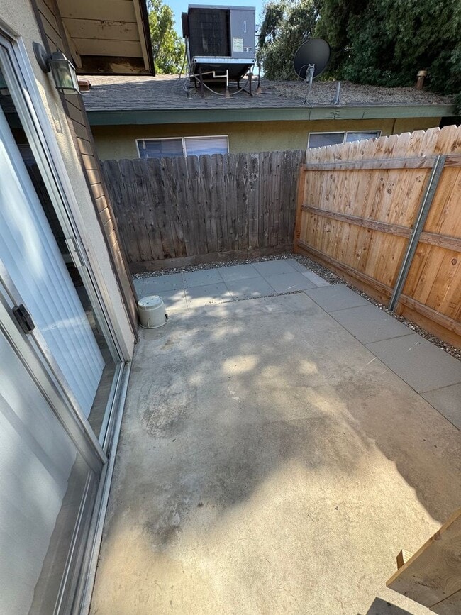 Building Photo - 3951