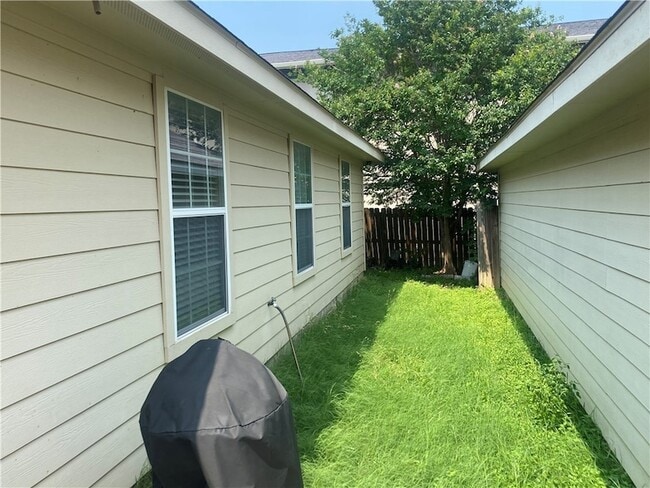 Building Photo - 2657 Symphony Park Dr