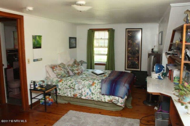 Building Photo - Charming Blacksburg Home with Spacious Bas...