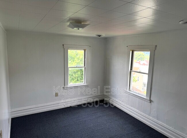 Building Photo - 313 5th St