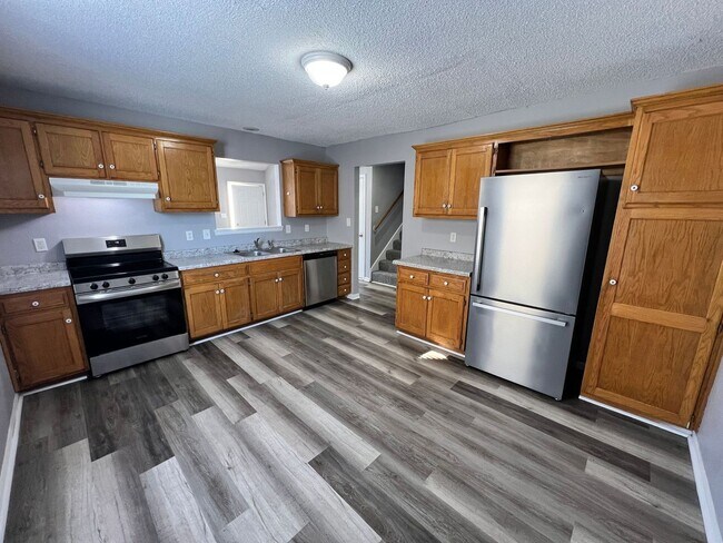 Building Photo - Spacious 3BR Duplex with Garage