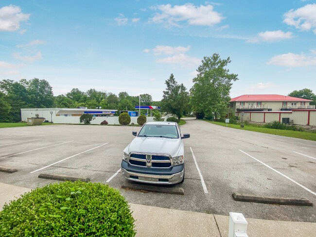 Building Photo - 2106 Shadyside Rd