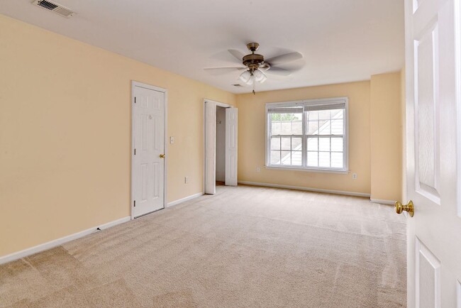 Building Photo - Spacious Home in York County