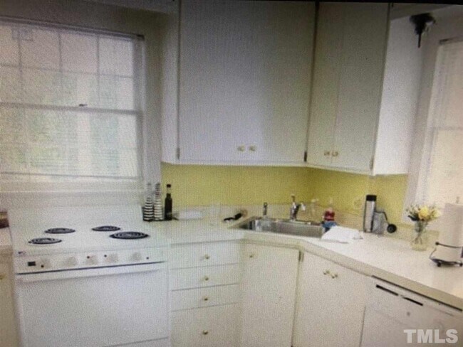 Building Photo - 2707 Wayland Dr