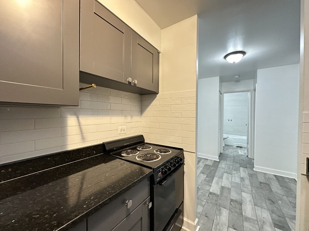Building Photo - 3825 N Pine Grove Ave