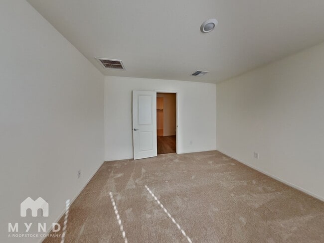 Building Photo - 282 S Oak St