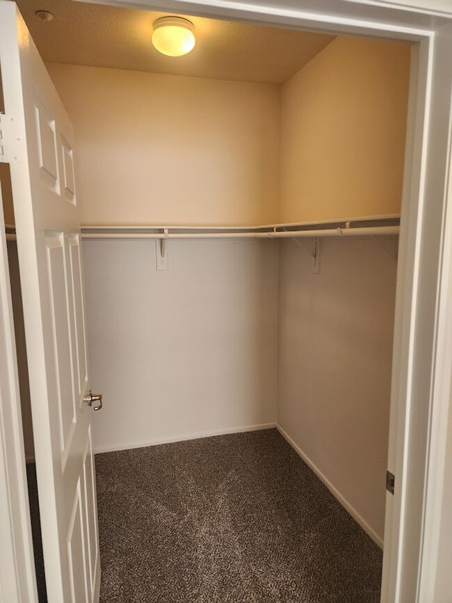Building Photo - Upper Unit 3 Bedroom Condo with 1 Car Garage