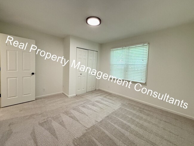 Building Photo - 4 Bed 2 Bath Prairie Village ranch style home!