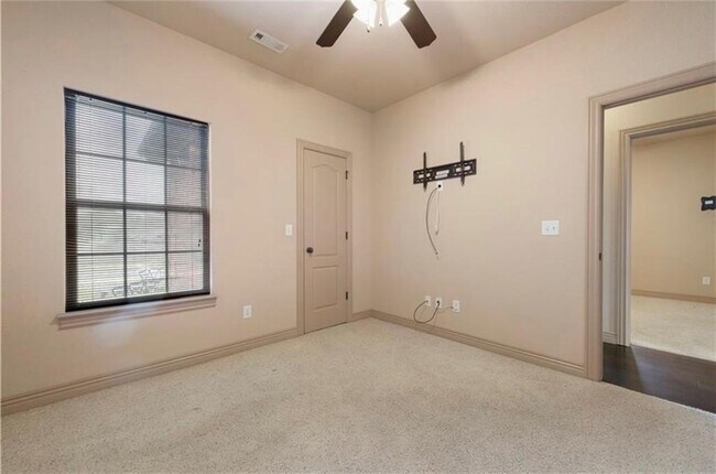 Building Photo - 4902 SW Golden Eagle Ave