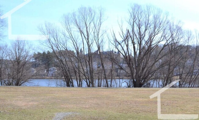 Building Photo - Great 2-bed with Pool!  Ht + HW Incl., 2 Parking Spots Included.  Cat Friendly