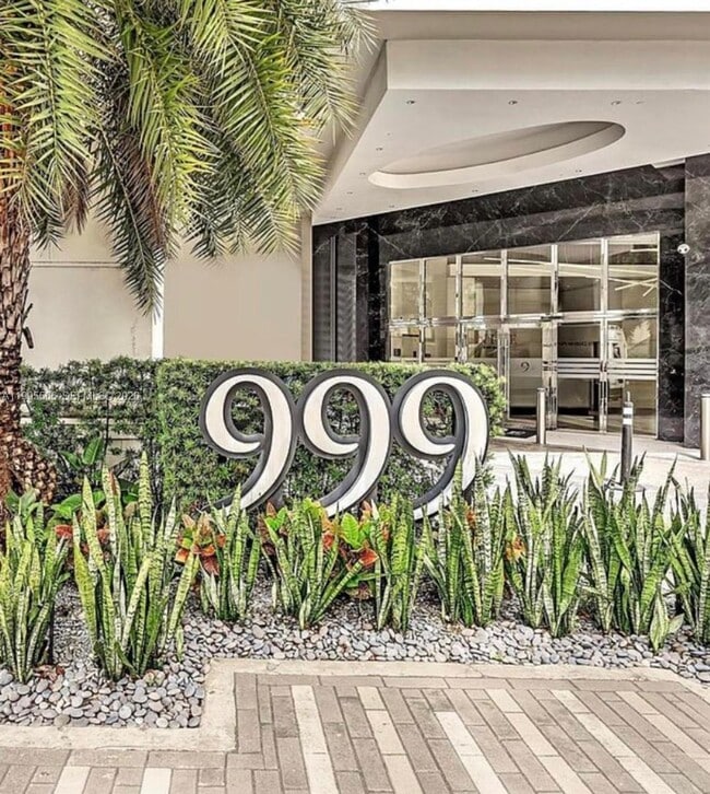 Building Photo - 999 SW 1st Ave