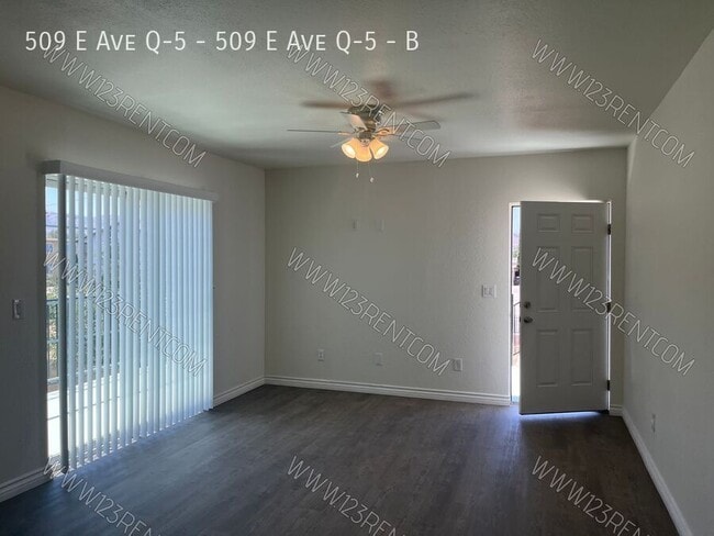Building Photo - 509 E Ave Q-5