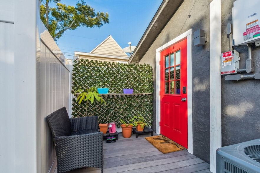 Building Photo - 1034 Queen St N