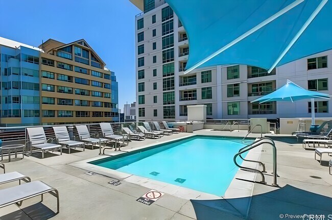 Building Photo - 425 W Beech St