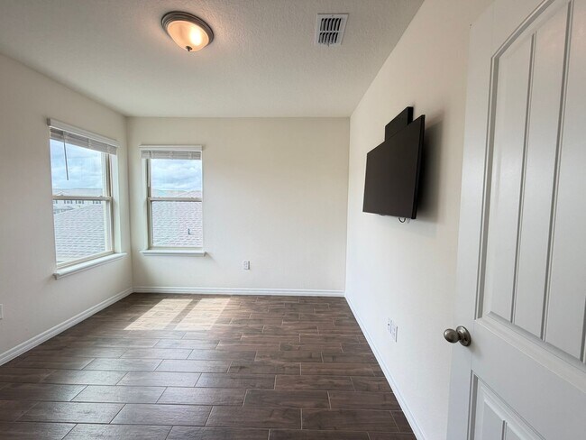 Building Photo - Perfect Home waiting for you! FULLY FURNISHED!
