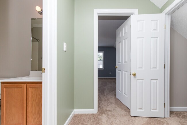 Building Photo - 4 Bedroom 2 Bath
